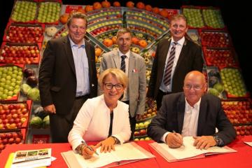 SSA - Inauguration - 07 - Signature contrat.jpg